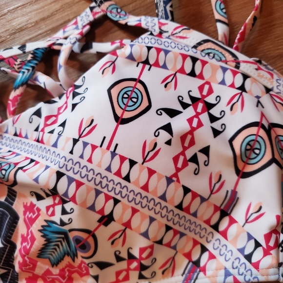 White Pattern Crisscross bikini - Picture 7 of 10